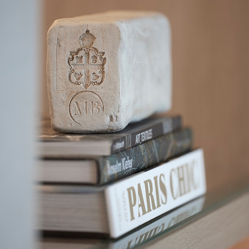 Grand Terrace Suite at Claridge's - books and decoration details.