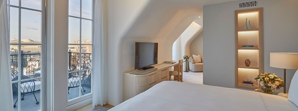 King size bed with white bedding facing balcony in Claridge's